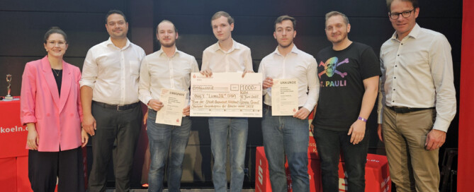 Beglückwünscht wurden die Teams von Sabrina Cremer, Mustafa Ali Gözlükaya, stv. Leiter Firmenkunden und Baufinanzierung in Waldbröl, und Gunter Derksen, Regionalvorstand Rhein-Berg und Oberberg (rechts).