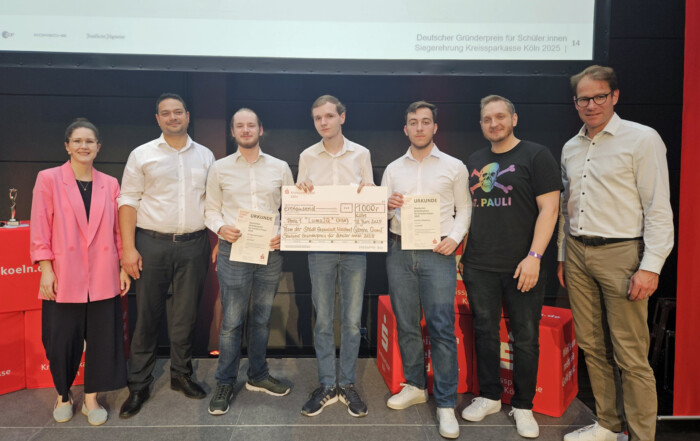 Beglückwünscht wurden die Teams von Sabrina Cremer, Mustafa Ali Gözlükaya, stv. Leiter Firmenkunden und Baufinanzierung in Waldbröl, und Gunter Derksen, Regionalvorstand Rhein-Berg und Oberberg (rechts).