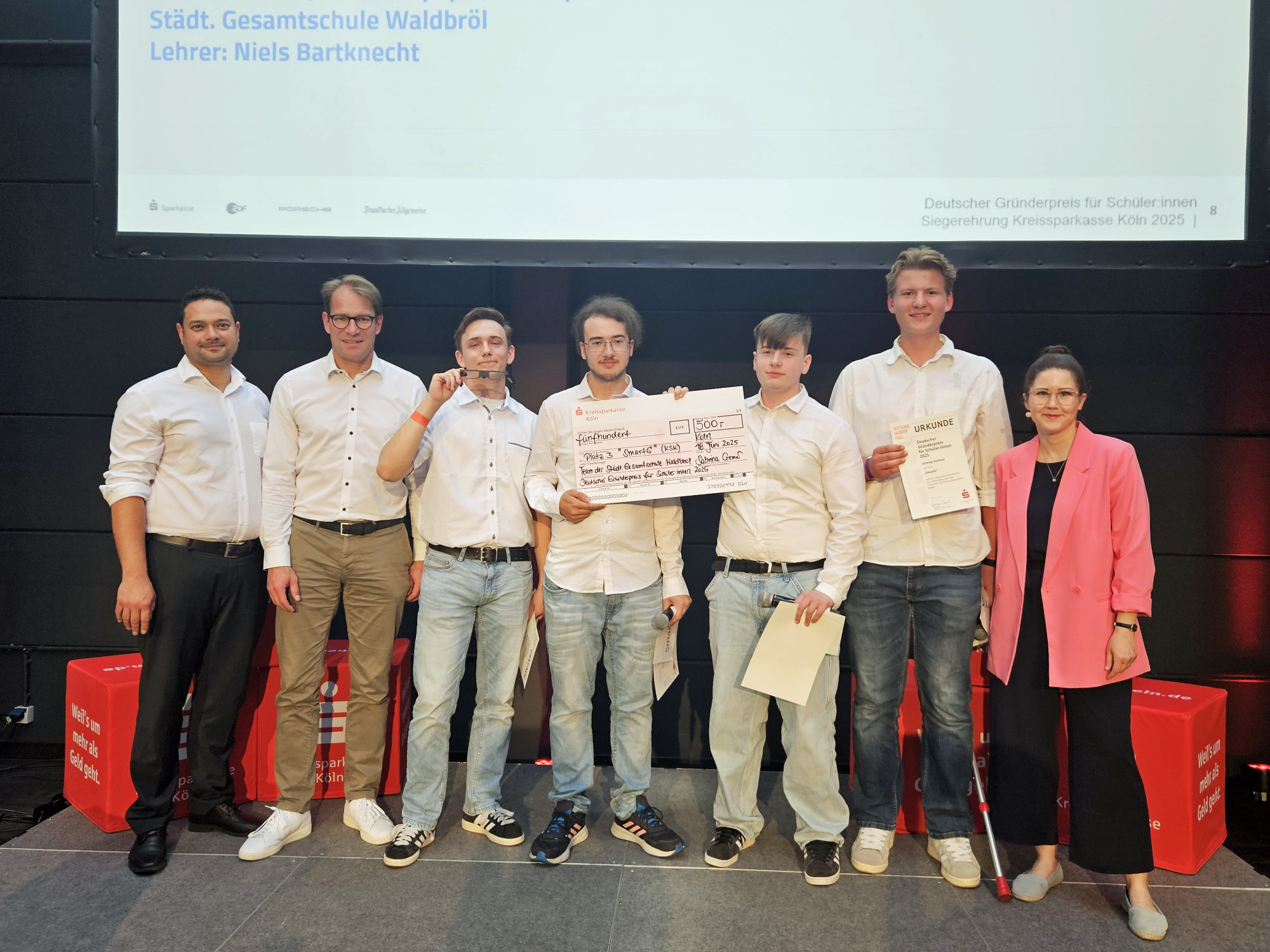 Beglückwünscht wurden die Teams von Sabrina Cremer, Mustafa Ali Gözlükaya, stv. Leiter Firmenkunden und Baufinanzierung in Waldbröl, und Gunter Derksen, Regionalvorstand Rhein-Berg und Oberberg (rechts).