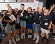 Jubelnde Schüler:innen der Bläserklasse 7d direkt nach der Siegerehrung – mit Urkunden in den Händen und breitem Lachen im Gesicht feiern sie ihren ersten Platz beim BW Musix-Wettbewerb.