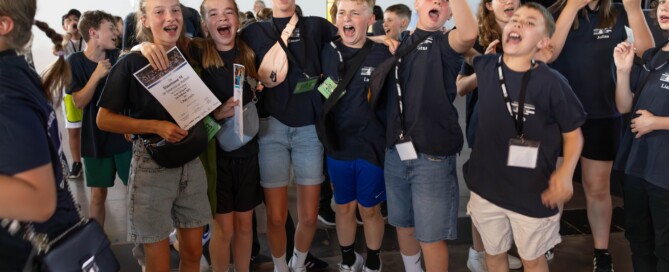 Jubelnde Schüler:innen der Bläserklasse 7d direkt nach der Siegerehrung – mit Urkunden in den Händen und breitem Lachen im Gesicht feiern sie ihren ersten Platz beim BW Musix-Wettbewerb.