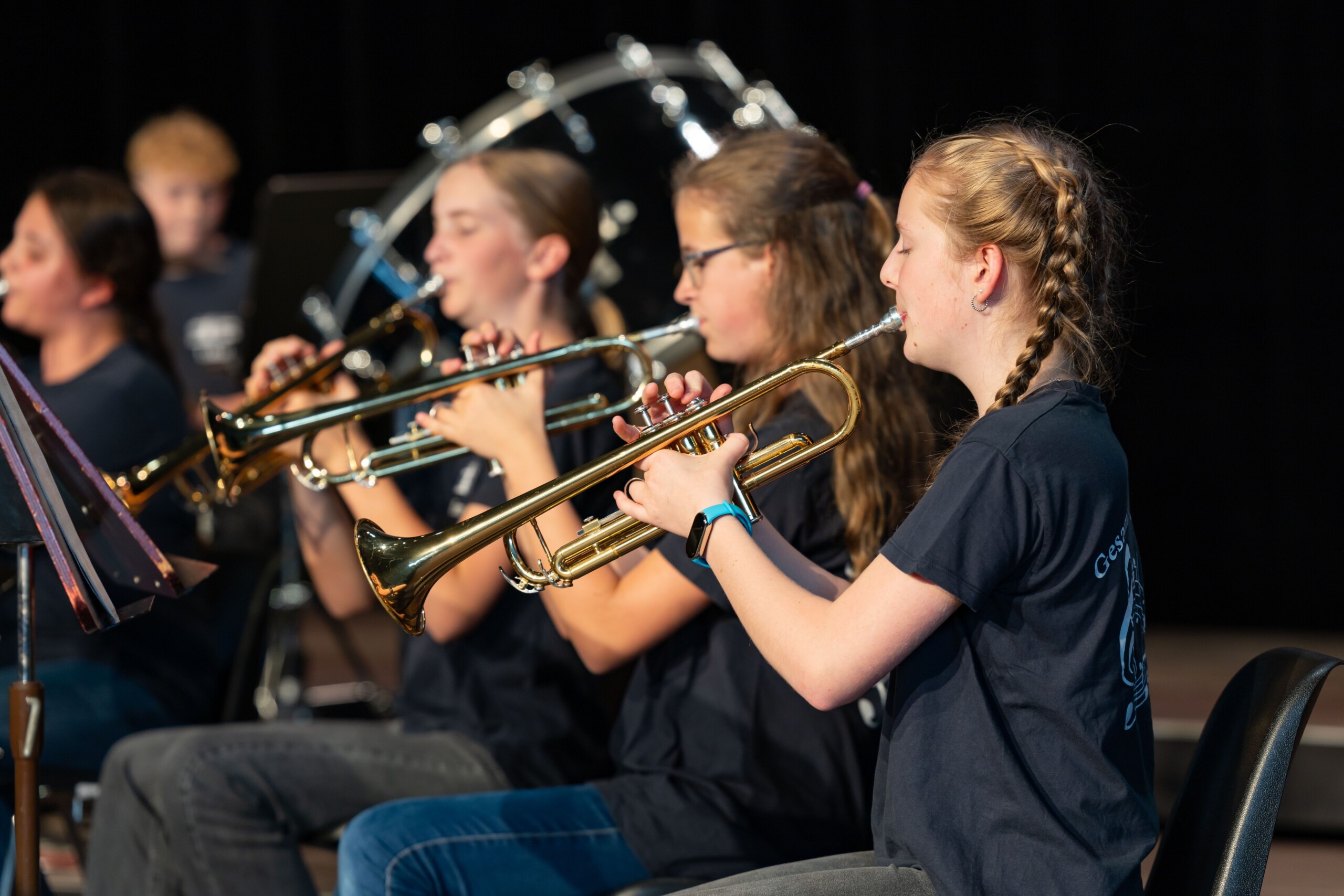 Nahaufnahme der Trompetengruppe während des Auftritts – volle Konzentration und saubere Haltung beim gemeinsamen Spiel der jungen Musikerinnen.