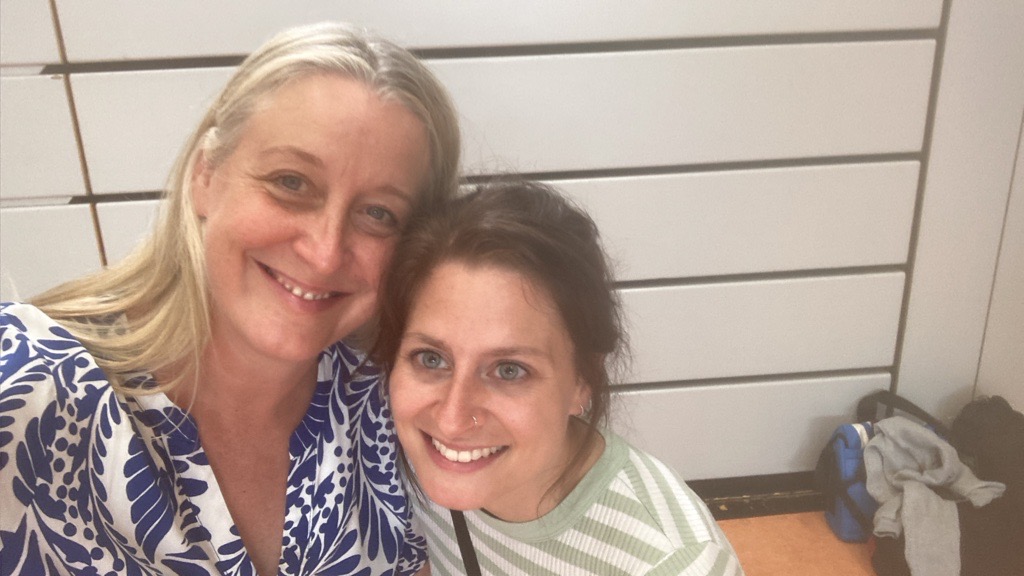 Selfie der beiden begleitenden Lehrkräfte: Christine Jahn (links), Klassen- und Musiklehrerin, und Isabel Broda, Musiklehrerin – entspannt und zufrieden nach einem intensiven Wochenende.