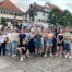 Die gesamte Bläserklasse 7d beim Gruppenfoto auf dem Marktplatz in Balingen – fröhlich, energiegeladen und sichtbar stolz auf ihren erfolgreichen Auftritt.
