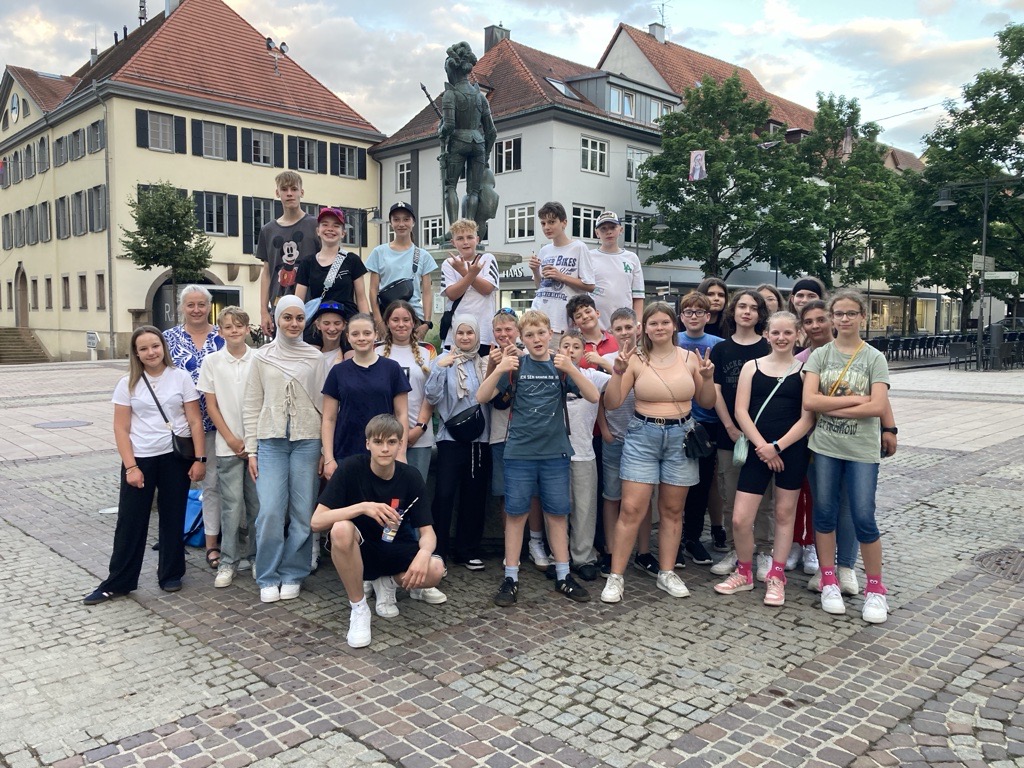 Die gesamte Bläserklasse 7d beim Gruppenfoto auf dem Marktplatz in Balingen – fröhlich, energiegeladen und sichtbar stolz auf ihren erfolgreichen Auftritt.