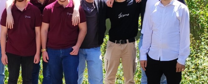 Gruppenfoto beider Teams der Gesamtschule Waldbröl vor grüner Kulisse im Schlosspark Eller: Die Jugendlichen stehen entspannt nebeneinander, einige mit verschränkten Armen, andere mit lachendem Blick zur Kamera.