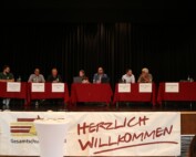 Die Podiumsrunde mit Vertreter:innen der im Stadtrat kandidierenden Parteien, der Platz für die AfD blieb leer.