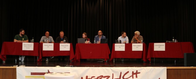 Die Podiumsrunde mit Vertreter:innen der im Stadtrat kandidierenden Parteien, der Platz für die AfD blieb leer.