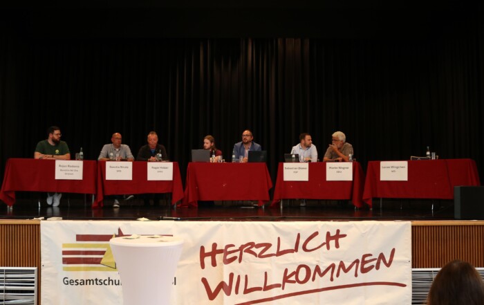 Die Podiumsrunde mit Vertreter:innen der im Stadtrat kandidierenden Parteien, der Platz für die AfD blieb leer.