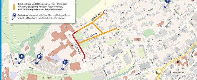 Karte des Schulzentrums Waldbröl mit markierten Straßenabschnitten: Goethestraße rot für zeitweise Sperrung, Schillerstraße und Höhenweg orange für ganzjährige Sperrung. Parkplätze für Hol- und Bringverkehr sind mit blauen Symbolen gekennzeichnet.