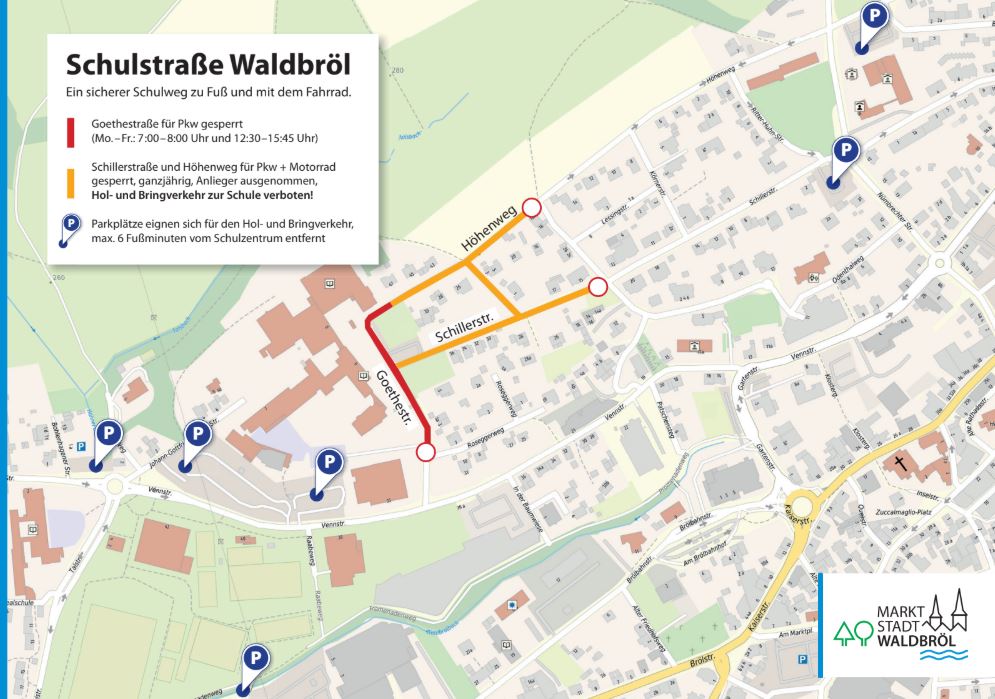 Karte des Schulzentrums Waldbröl mit markierten Straßenabschnitten: Goethestraße rot für zeitweise Sperrung, Schillerstraße und Höhenweg orange für ganzjährige Sperrung. Parkplätze für Hol- und Bringverkehr sind mit blauen Symbolen gekennzeichnet.