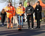 Mehrere Aussteller:innen präsentieren sich im Außenbereich der Messe. Arbeitskleidung, Geräte und Fahrzeuge machen handwerkliche Berufe sichtbar und greifbar.