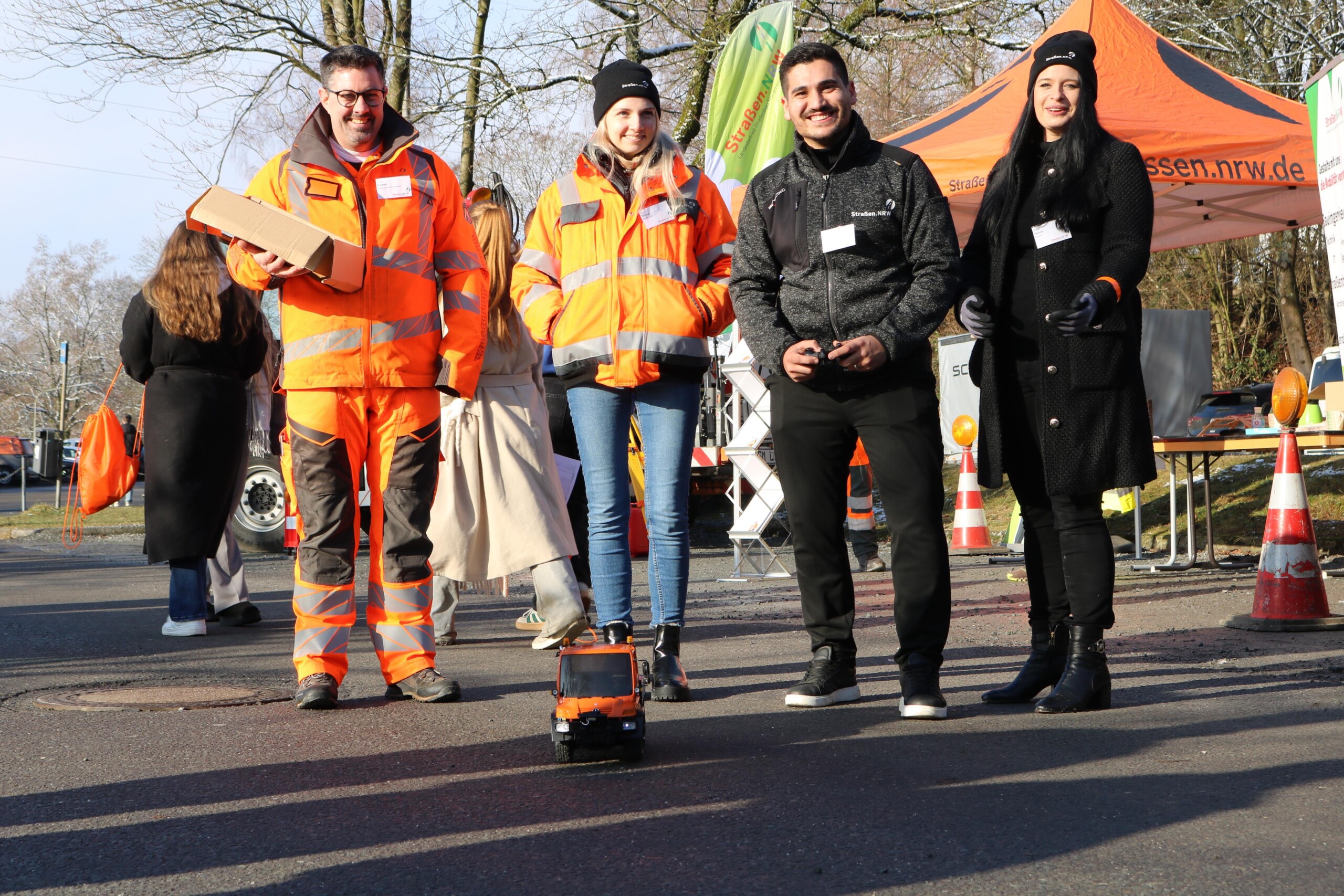 Mehrere Aussteller:innen präsentieren sich im Außenbereich der Messe. Arbeitskleidung, Geräte und Fahrzeuge machen handwerkliche Berufe sichtbar und greifbar.