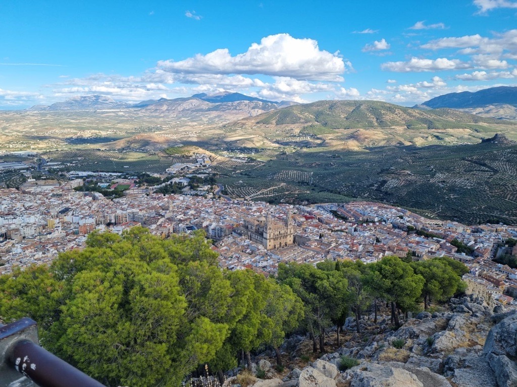 Blick von der Burg Santa Catalina auf die Stadt Jaén in Andalusien. In der Bildmitte ist die Kathedrale von Jaén zu erkennen, umgeben von der Altstadt und einer weitläufigen Hügellandschaft.