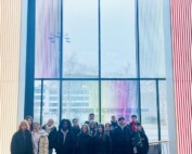 Gruppe von Schüler:innen der 10. Klassen der Gesamtschule Waldbröl vor der Installation mit der Aufschrift ‚Du bist Teil der Geschichte‘ im Haus der Geschichte in Bonn.