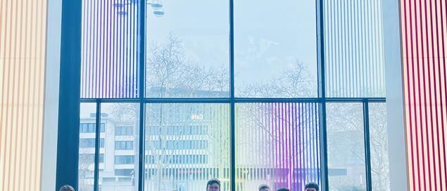 Gruppe von Schüler:innen der 10. Klassen der Gesamtschule Waldbröl vor der Installation mit der Aufschrift ‚Du bist Teil der Geschichte‘ im Haus der Geschichte in Bonn.